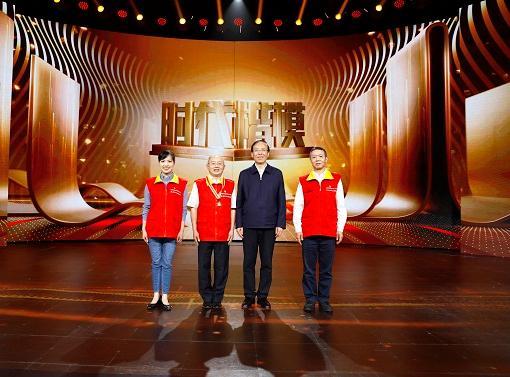 坚持善小常为倾力奉献苦干实干<br>发扬楷模精神接续奋斗再立新功