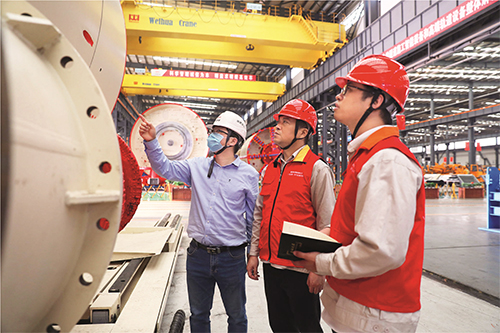 旗帜领航不断夯实筑牢两个基础　　实事求是驰而不息加强作风建设