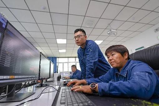 二十大代表风采丨左热古丽·尼亚孜：扎根荒漠戈壁 做好超高压电网运维