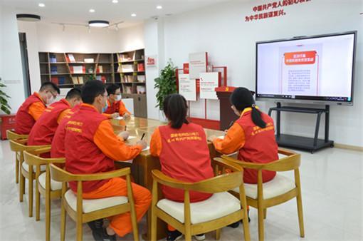 高举伟大旗帜 奋进伟大征程
