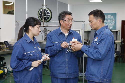 师徒党代表 一门双劳模