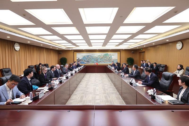 庞骁刚总经理会见英国天然气和电力市场监管办公室首席执行官乔纳森·布雷尔利