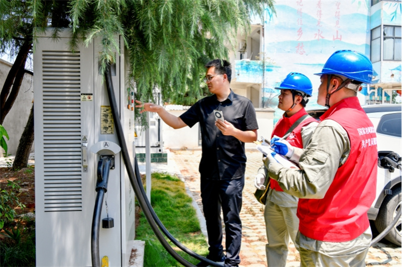 节日我在岗｜绿色畅行便捷充电
