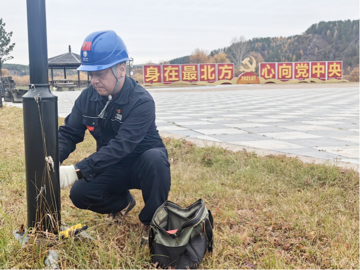 全国道德模范国家电网吕建生：诚实守信用心服务