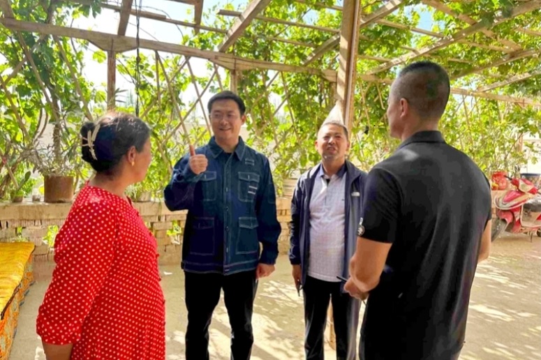 共绘天山南北光明画卷