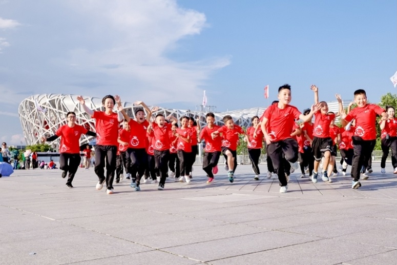 共绘天山南北光明画卷